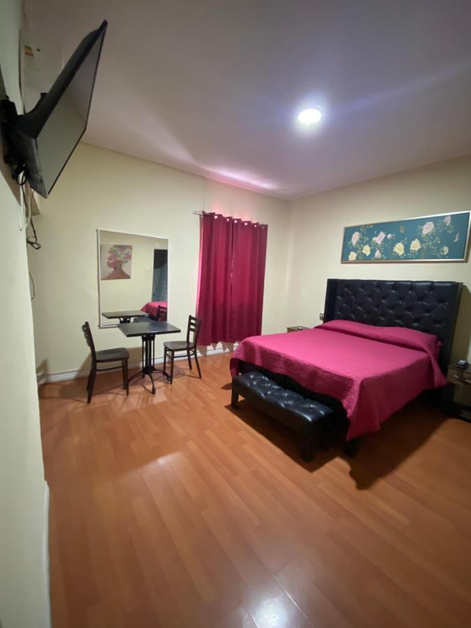 Intimo Hotel Los Heroes Santiago del Cile Esterno foto