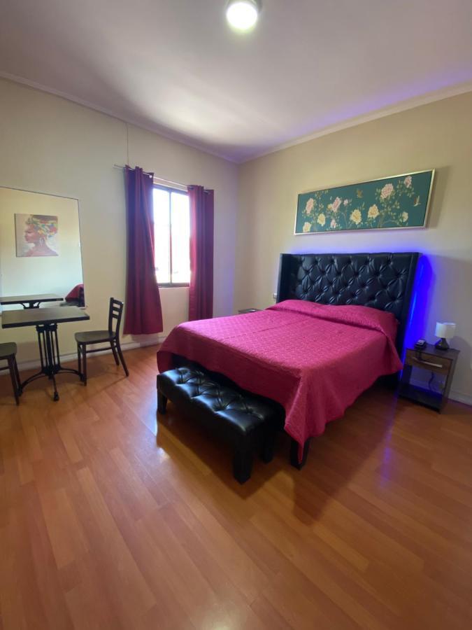 Intimo Hotel Los Heroes Santiago del Cile Esterno foto