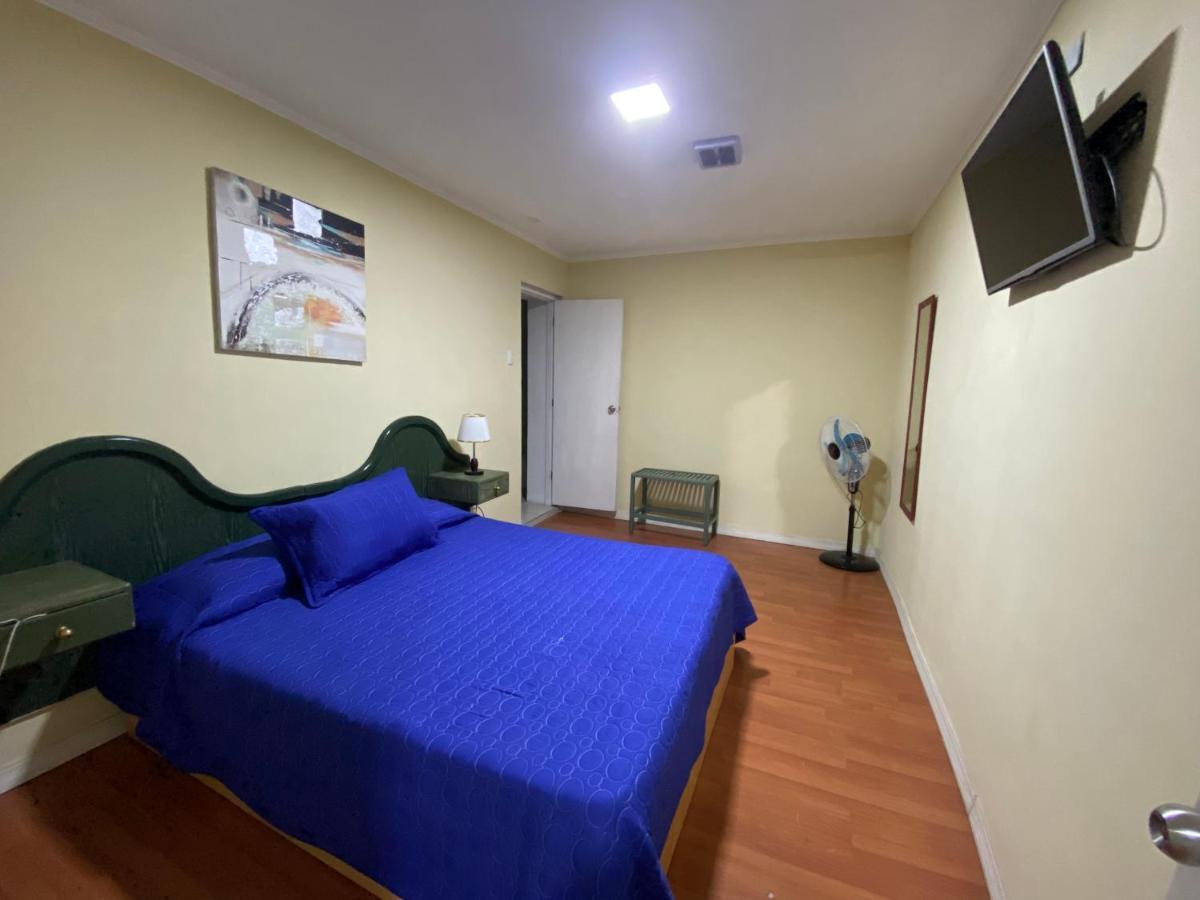 Intimo Hotel Los Heroes Santiago del Cile Esterno foto